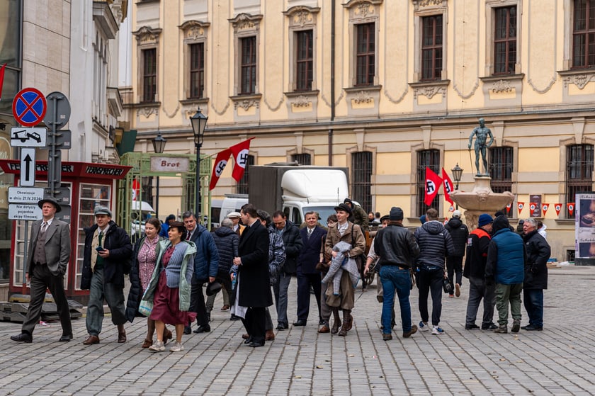 Plan zdjęciowy w okolicach Uniwersytetu Wrocławskiego. - Z uwagi na szczególne tło historyczne serialu (nazistowskie Niemcy lat 30. XX wieku), w przestrzeni miasta powstaną plany scenograficzne, uwzględniające określone znaki i symbole, charakterystyczne dla danego okresu historycznego, których nie należy w żaden sposób interpretować dosłownie – są jedynie dekoracją do filmu - informuje producent filmu